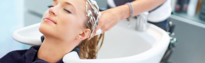 Polka trzykrotnie częściej chodzi do fryzjera niż kosmetyczki. Firmy z branży usług tego sektora miewają kłopoty z płynnością finansową